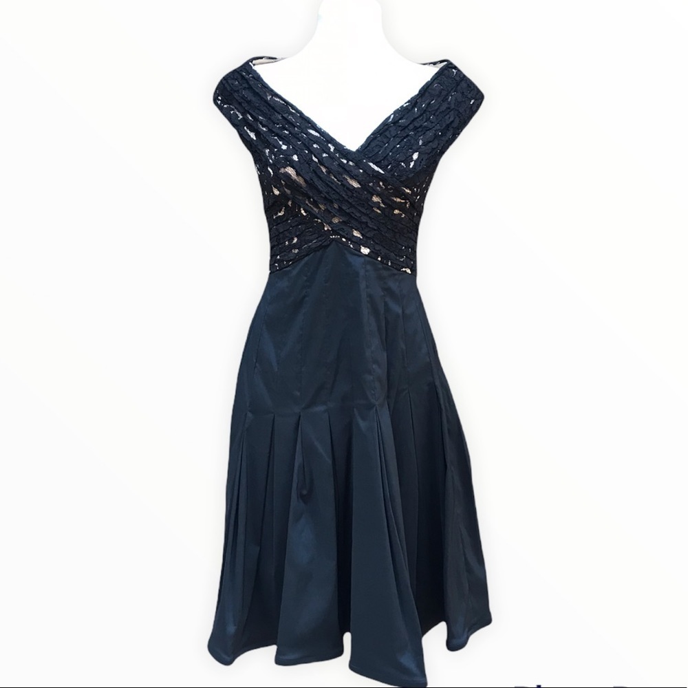 Adrianna Papell Retro 50s Women’s Cocktail Dress Black lace Pleated Size 4